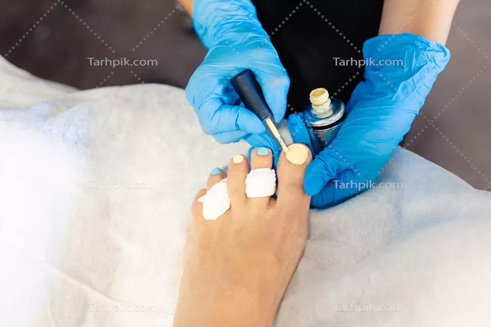 خدمات زیبایی: پدیکور و لاک زدن ناخن در مرکز زیبایی