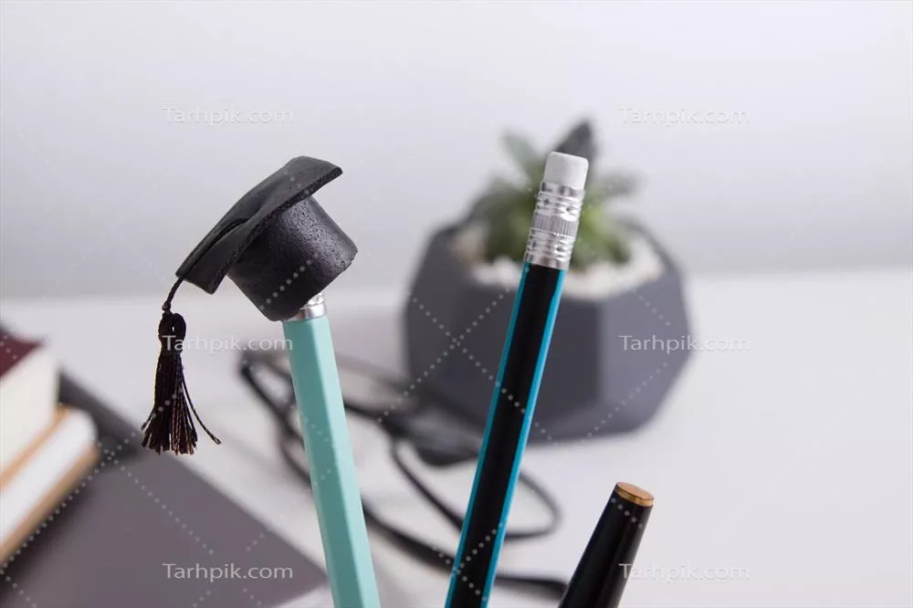 مفهوم آموزش خانگی در دوران پاندمی با کلاه فارغ التحصیلی روی مداد و لوازم التحریر