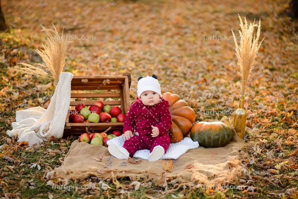 دختر بچه شاد در پارک پاییزی با رنگ‌های زیبا و خنک