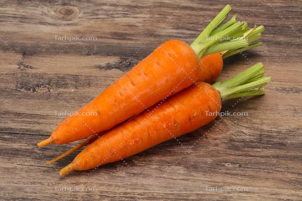 هویج تازه و جوان: سه عدد هویج خوش رنگ و رسیده