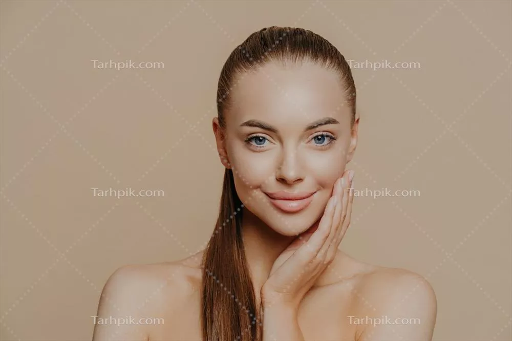 زن جوان زیبا با پوستی سالم و صاف پس از انجام روشهای زیبایی و ماساژ صورت