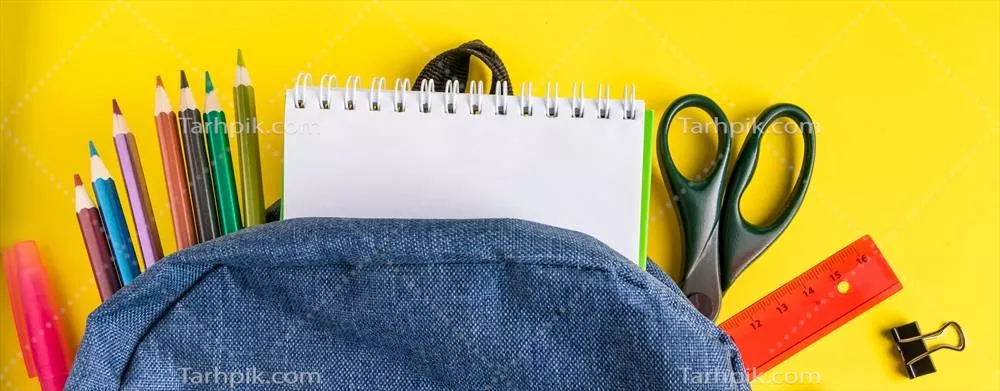 تصویر زیبای لوازم تحصیلی و کوله‌پشتی دانشجویی روی زمینه زرد برای بازگشت به مدرسه