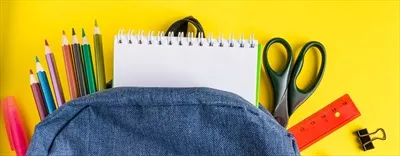 تصویر زیبای لوازم تحصیلی و کولهپشتی دانشجویی روی زمینه زرد برای بازگشت به مدرسه