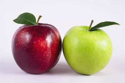 سیب تازه و رنگارنگ بر روی پسزمینه خاکستری - مفهوم پسزمینه میوه تازه