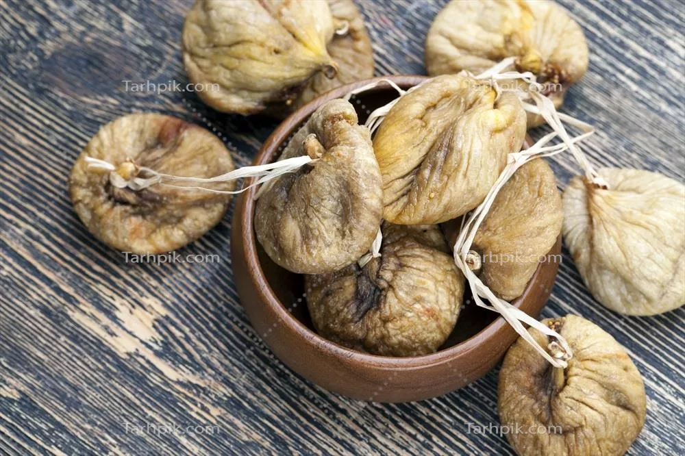 انجوک های رسیده و خشک با تعداد زیادی دانه