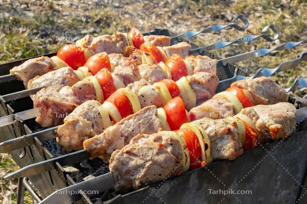 کباب پز شده گوشت خوک: فرآیند طبخ تکه‌های گوشت روی سیخ‌ها