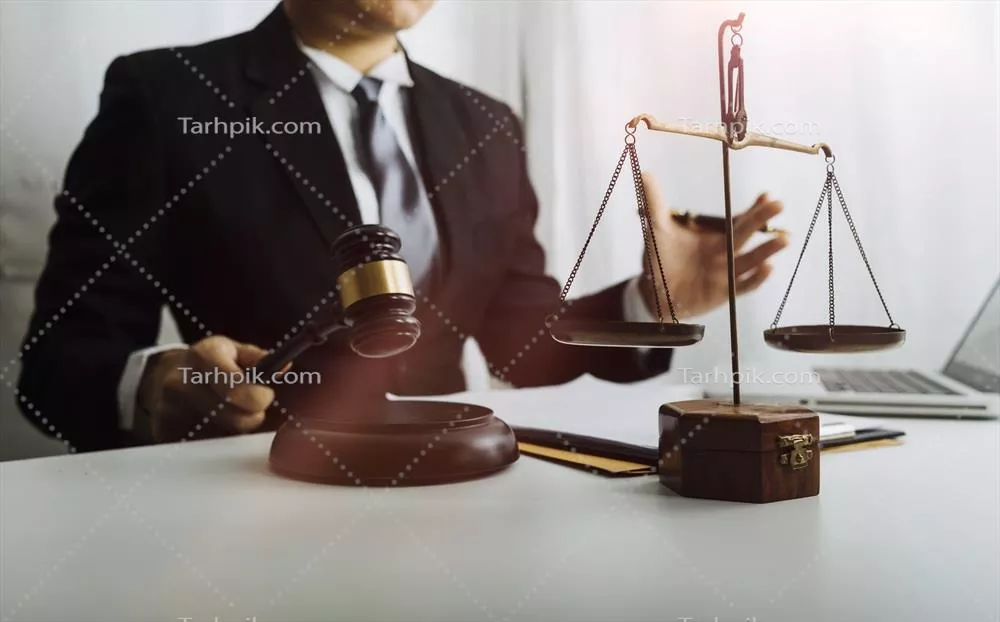 مشاوره حقوقی و تجاری: وکلا در حال بحث درباره قراردادها با ترازوی برنجی