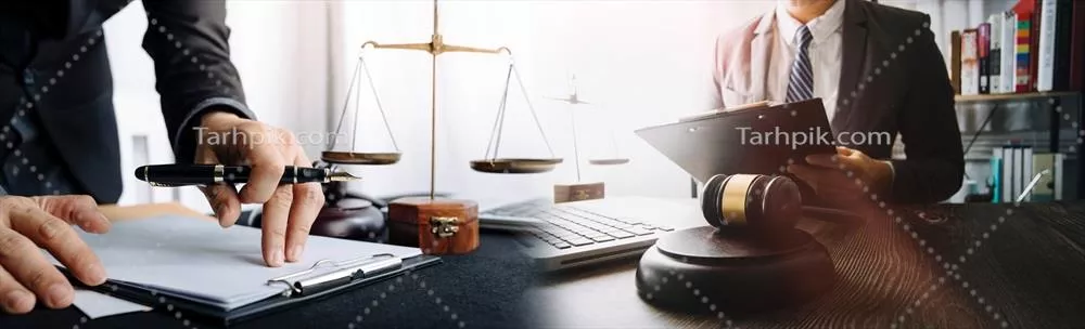 تصویری از وکلای تجاری در حال بحث در مورد اسناد قرارداد با مقیاس برنجی در دفتر کار