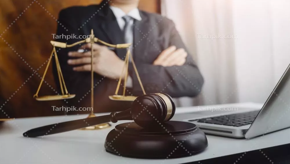 مشاوره حقوقی و تجاری با وکلا در دفتر کار بر سر اسناد قراردادی با ترازوی برنجی
