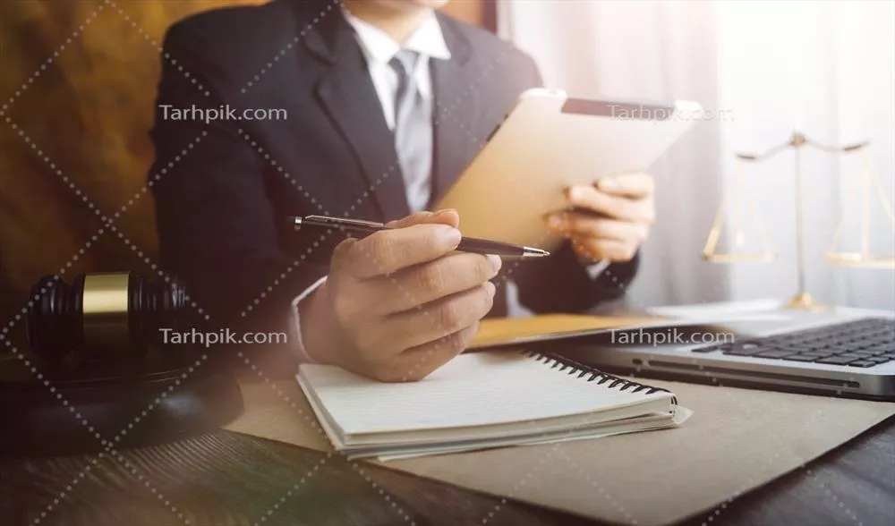قضائی و قانونی: قاضی مرد در دادگاه با چکش، کار با کامپیوتر و نور صبحگاهی