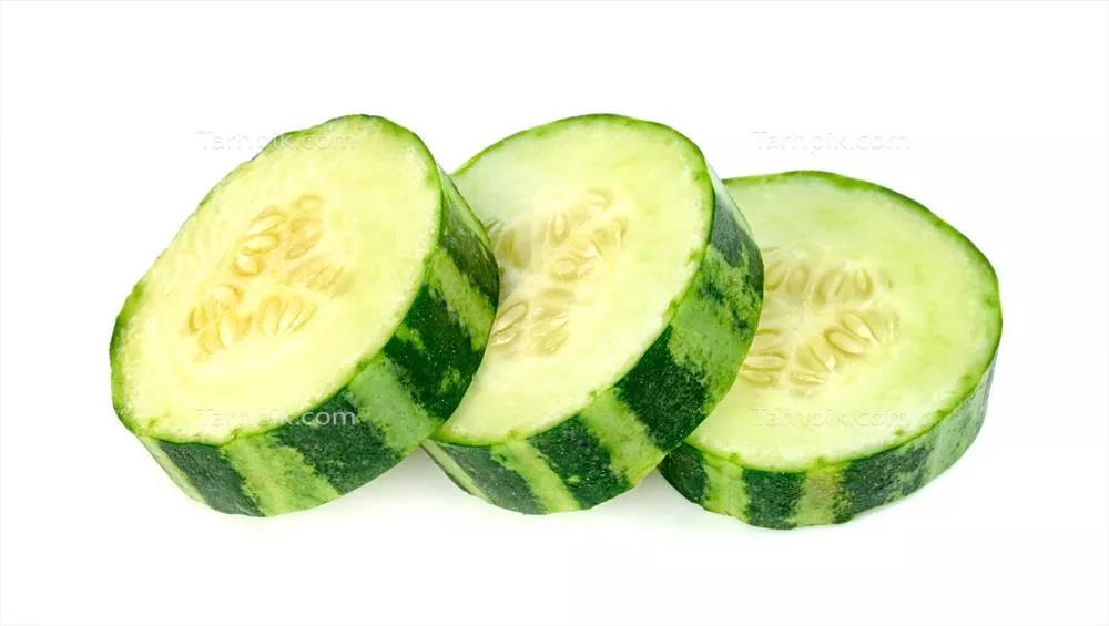 خیار برش خورده یا خیار پیشینی بر روی پس زمینه سفید