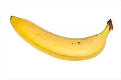 موز زرد تنها در حالتی بدون پوست و جدا شده بر روی پسزمینه سفید
