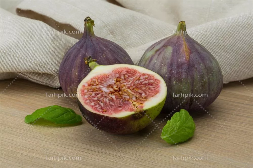 انگورهای تازه بر روی پس زمینه چوبی زیبا و دلربا