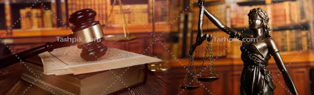 تصویری از وکلای تجاری در حال بحث درباره قراردادها با ترازوی برنجی در دفتر