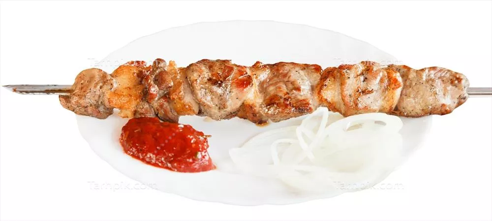 یک سیخ کباب بره لذیذ روی بشقاب سفید و جذاب
