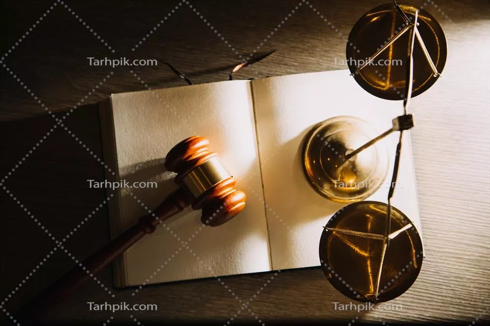 مشاوره حقوقی در دفتر و بحث بر روی اسناد قراردادی با ترازوی برنجی
