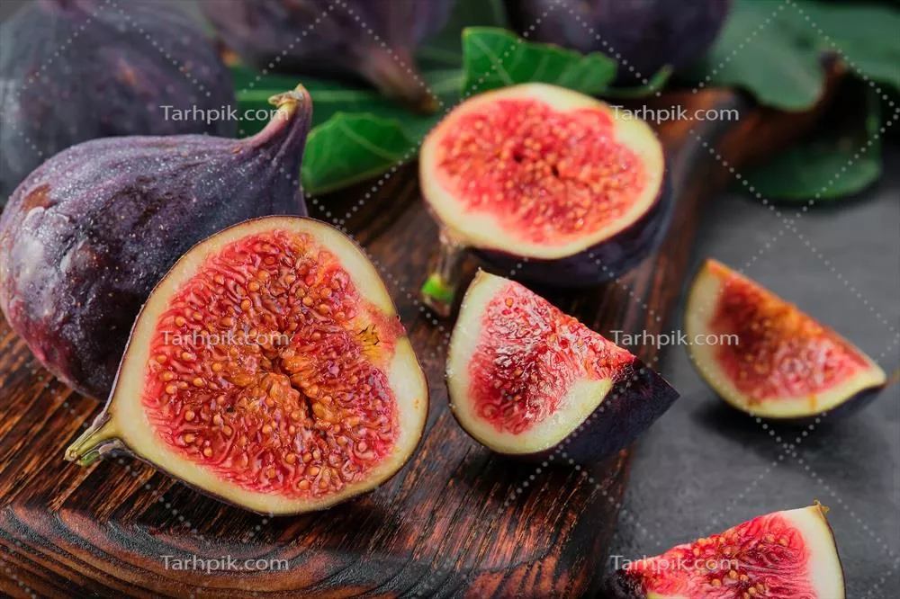 برش‌های تازه و آبدار انجیر روی تخته چوبی: ایده‌ای برای تبلیغات در رژیم مدیترانه‌ای