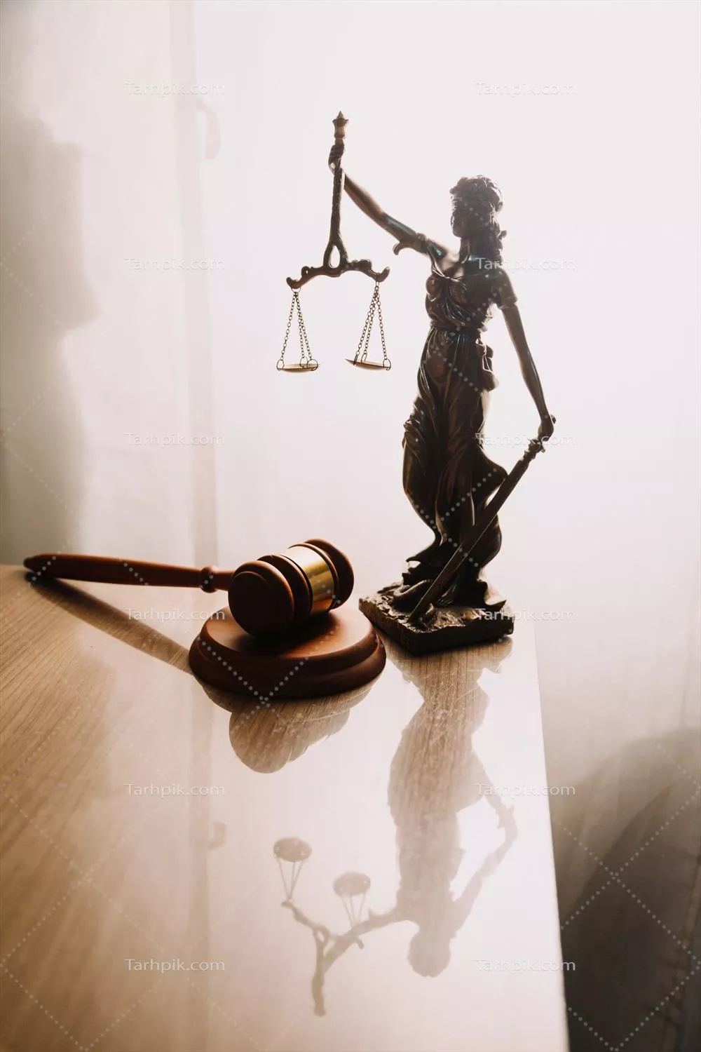 عدالت و قانون: قاضی مرد در courtroom با چکش و کامپیوتر در نور صبح
