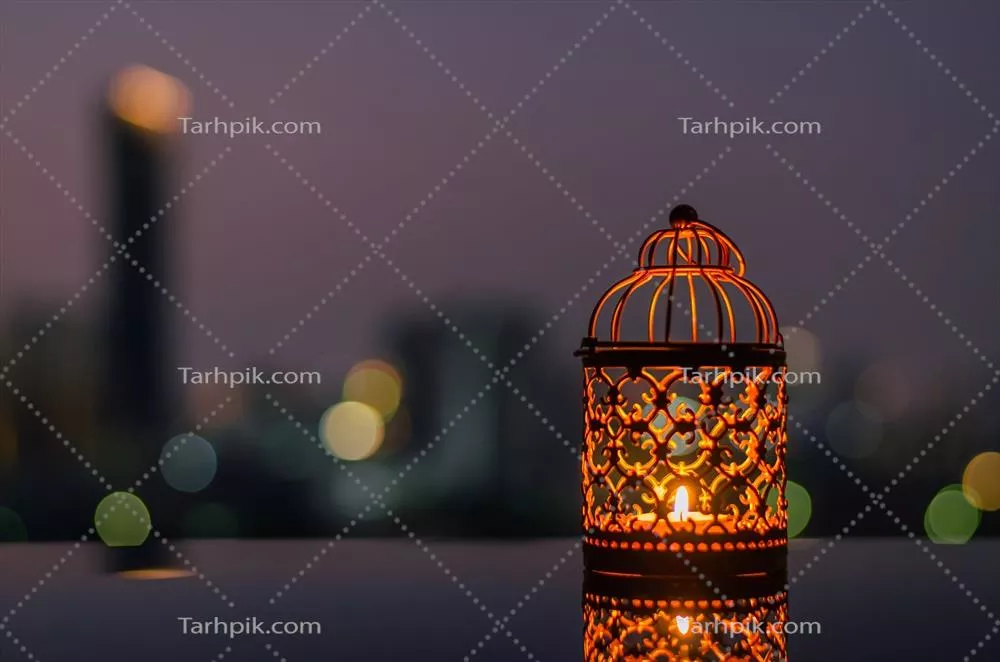 زنان طلایی با آسمان شامگاه و پس زمینه بکه نور شهری برای جشن مسلمانان در ماه مقدس رمضان کریم
