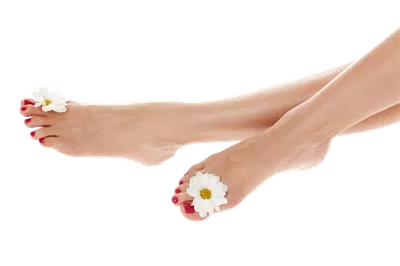 پاهای زیبا و زنانه با گل مروارید در پس زمینهای سفید و خالص