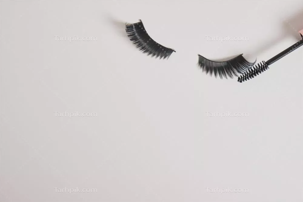 راهنمای کامل آرایش مژه؛ از ریمل تا مژههای مصنوعی بر روی زمینه خاکستری