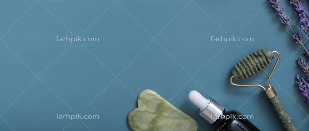 بسته آرایشی شامل بطریهای آرایشی و ماساژورهای صورت با گلهای اسطوخودوس بر روی پسزمینه رنگی - بنر مفهوم اسپا