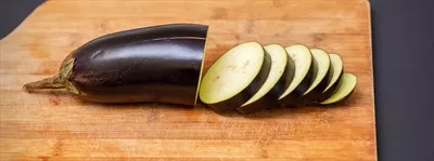 بادمجان روی تخته برش چوبی: یک انتخاب سالم و خوشمزه