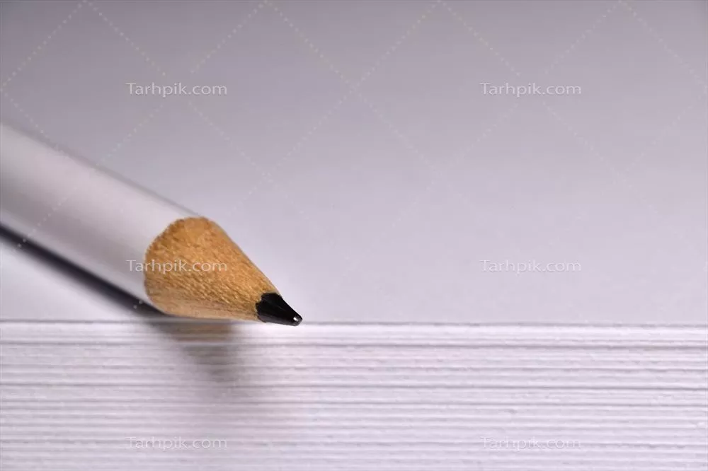 قلم گرافیت سفید بر روی کاغذ سفید به صورت ایزوله