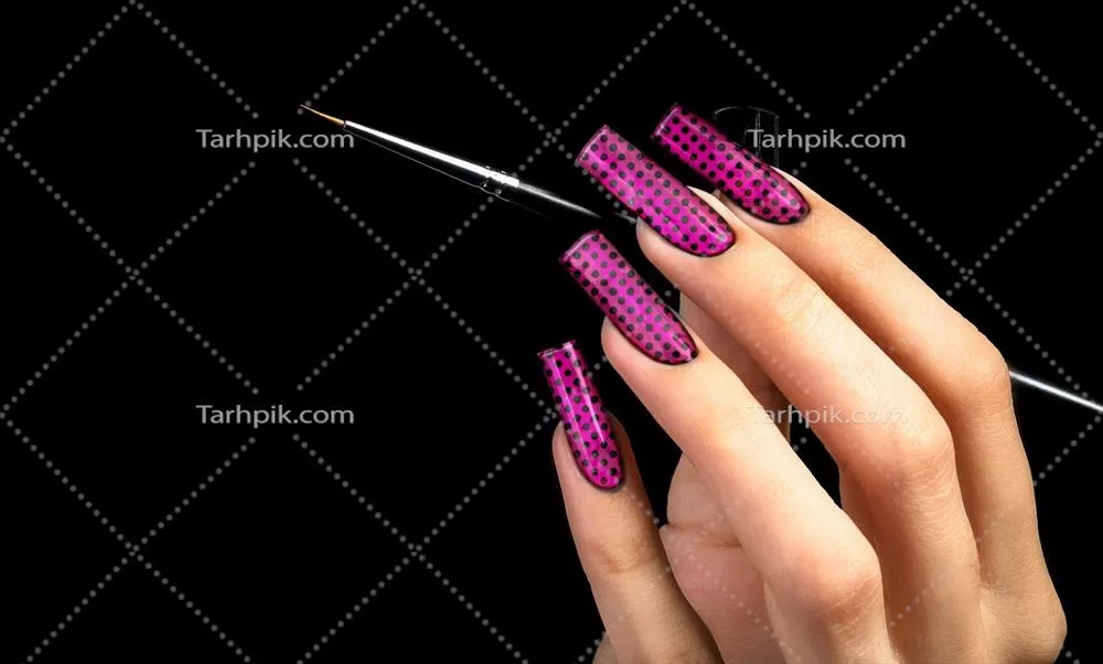 طراحی ناخن با لاک زیبا و هنرمندانه بر روی پسزمینه سیاه