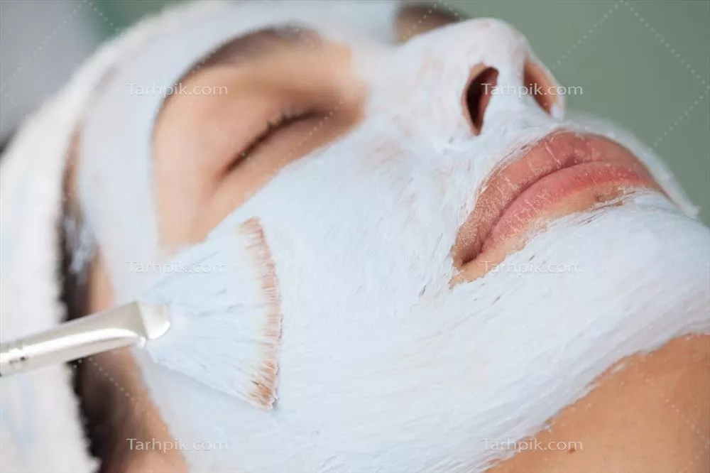 روش استفاده از ماسک صورت بر روی یک بیمار جوان با پوست حساس