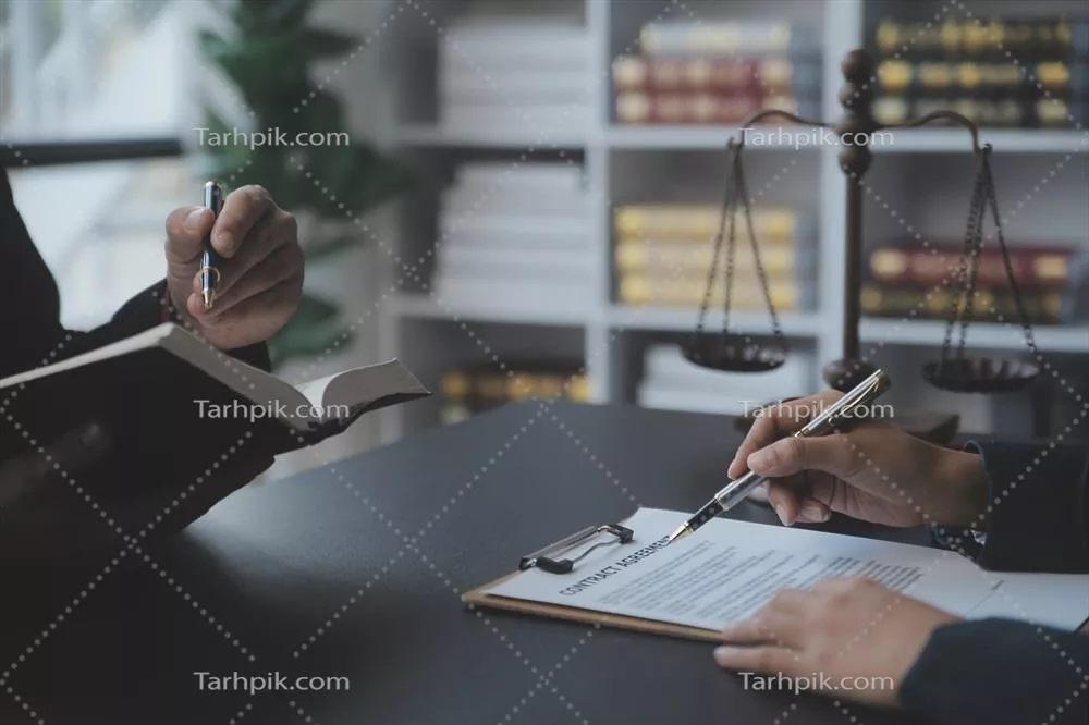 تصویری زیبا از وکلا در حال بحث درباره قراردادها با ترازوی برنجی در دفتر کار