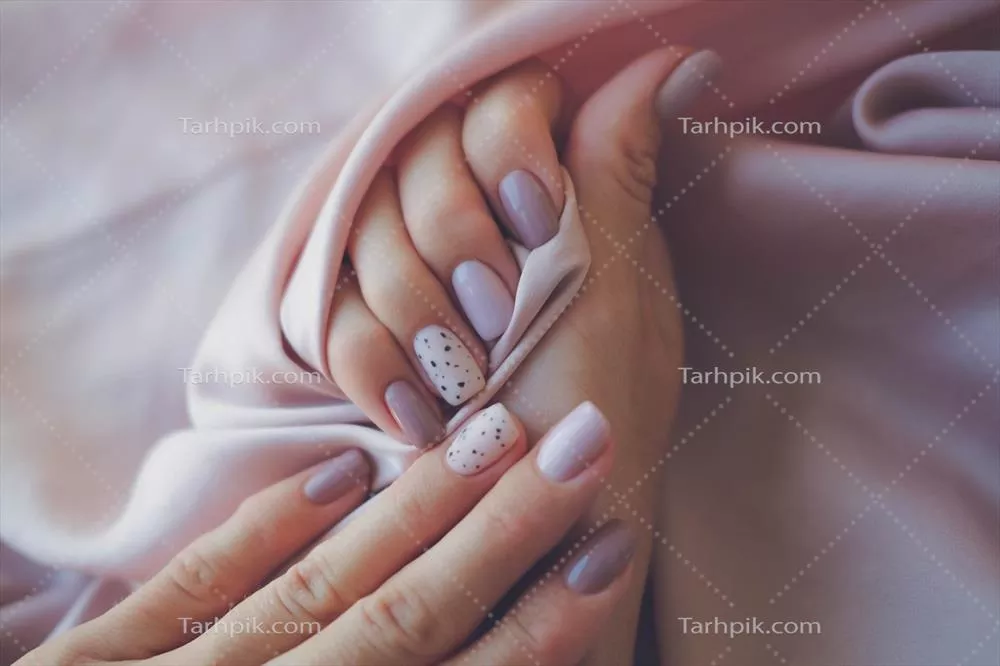 زیبایی مانیکور زنانه با لاک ژل در پس‌زمینه پارچه ابریشمی، روند پاییزی