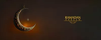 طراحی بنر رمضان کریم با رندر سهبعدی هلال ماه و ستاره معلق روی پسزمینه تیره