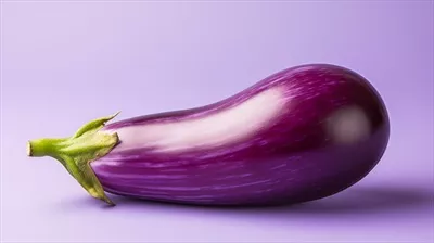 نمایی از بادمجان بر روی پس زمینه اسطوخودوسی ملایم و جداگانه