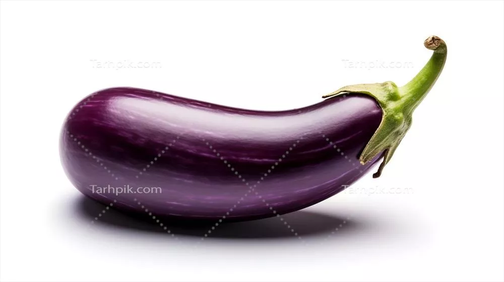 بادمجان جدا شده بر روی پسزمینه سفید و تمیز
