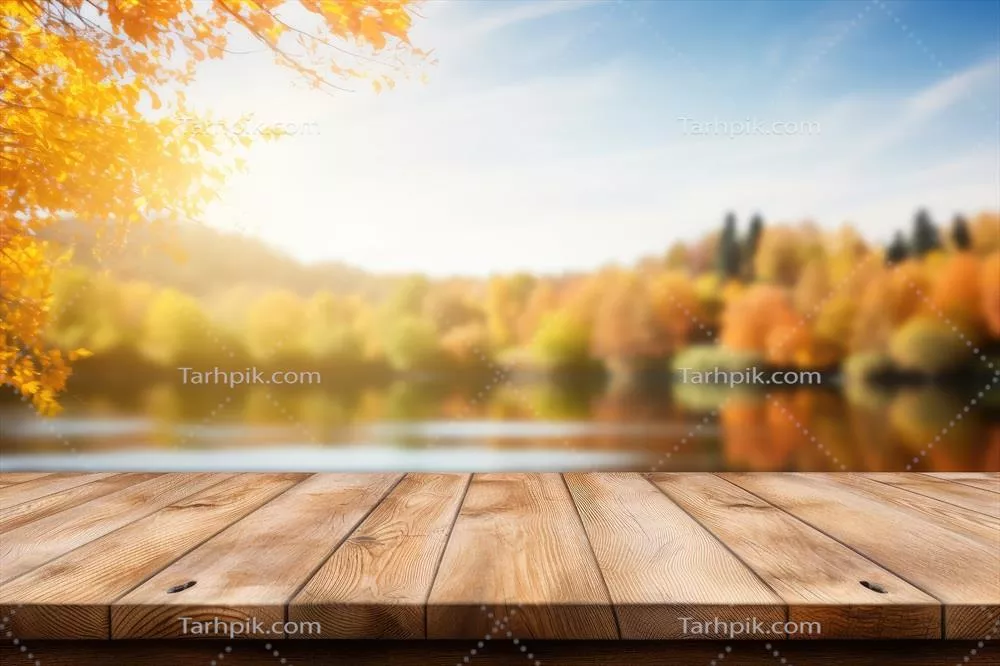 میز چوبی قدیمی برای نمایش محصولات در پسزمینه طبیعت پاییزی