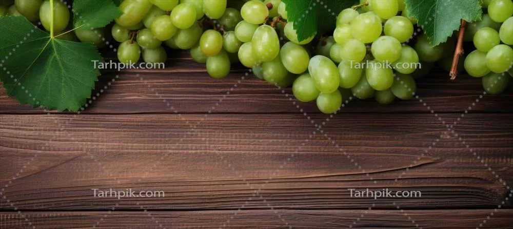 انگورهای سبز و آبدار بر روی پسزمینه چوبی طبیعی