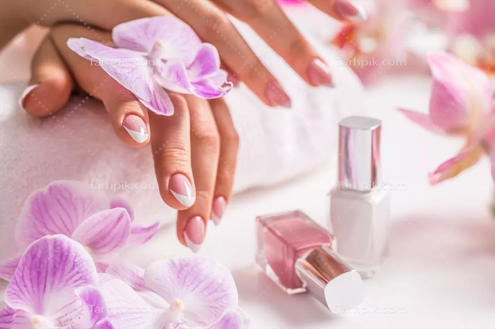زیبایی منیکور ناخن با تزیینات زیبای ارکیده صورتی