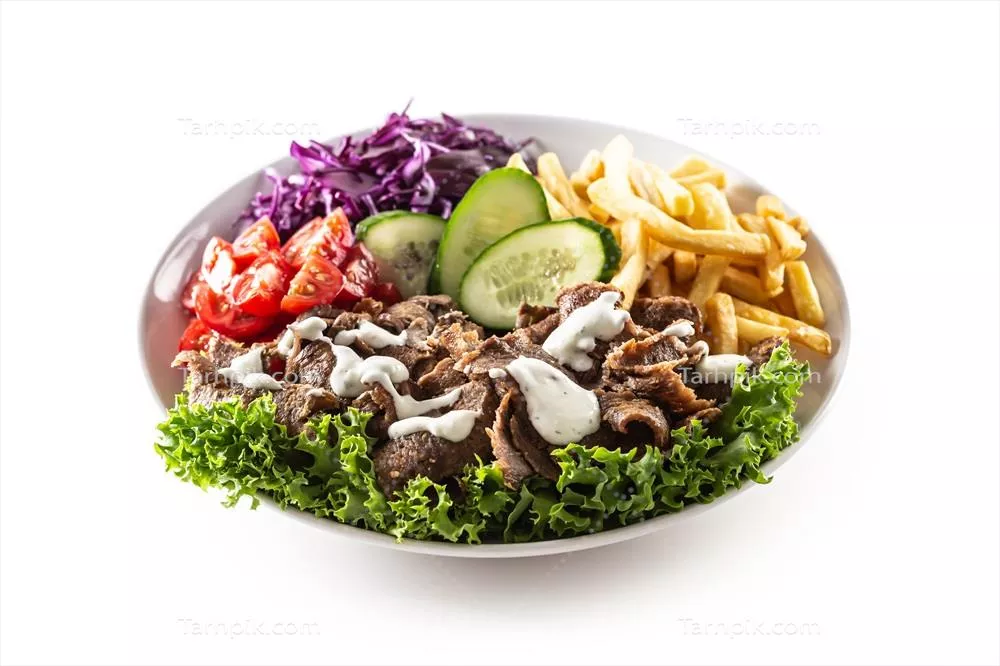 کباب بره ترکی با سبزیجات تازه، کاهو، سیب‌زمینی سرخ‌کرده و سس مایونز خوشمزه