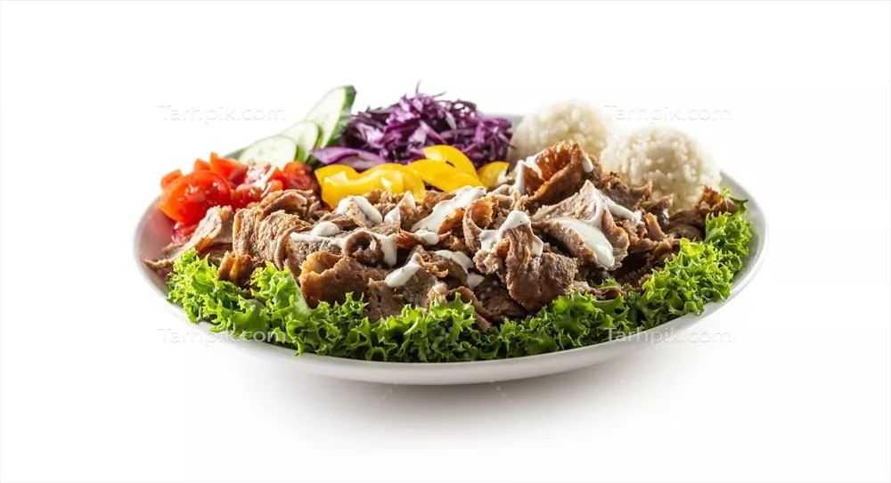 کباب گوساله با سیب‌زمینی سرخ‌کرده تازه و برنج بر روی پس‌زمینه سفید