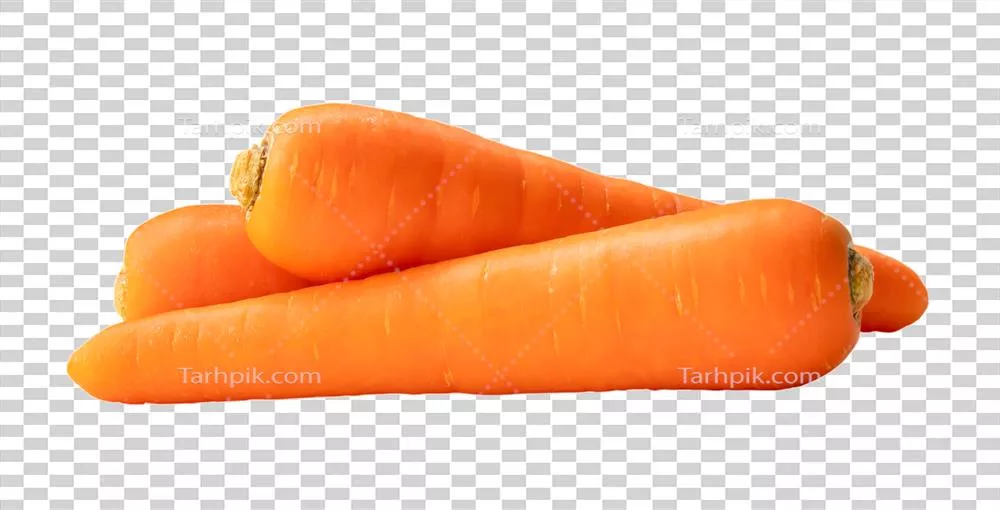 هویج تازه نارنجی در توده ای جدا شده با پس زمینه شفاف و فوکوس نزدیک
