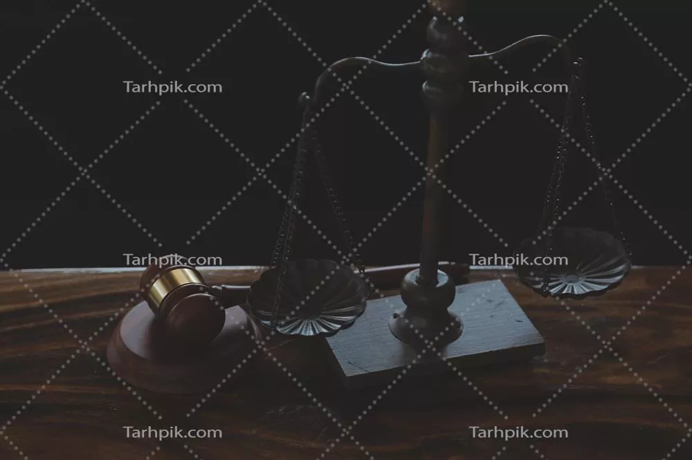 مفهوم عدالت و حقوق: قاضی مرد در دادگاه با چکش و کامپیوتر در نور صبح