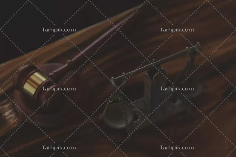عدالت و قانون: قاضی مرد در دادگاه با چکش و کار با کامپیوتر در نور صبح