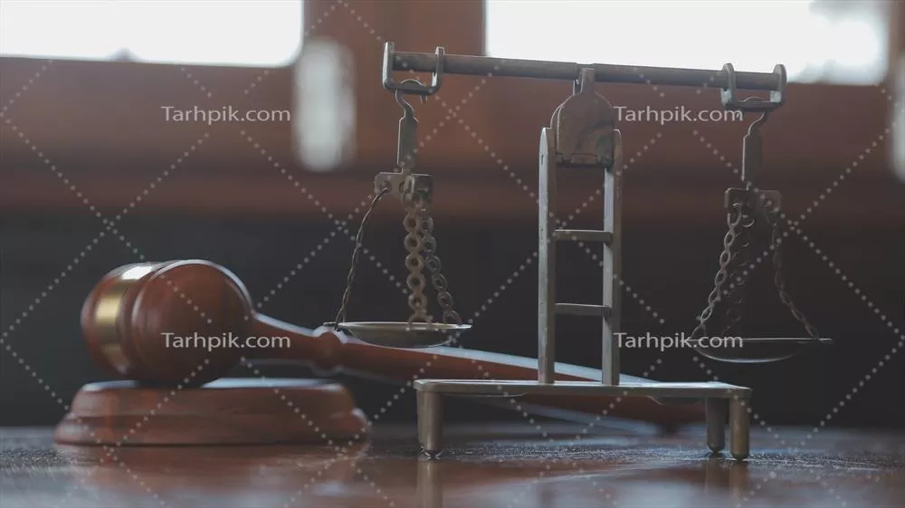 عدالت و حقوق: قاضی مرد در دادگاه با چکش و لپ‌تاپ در نور صبح