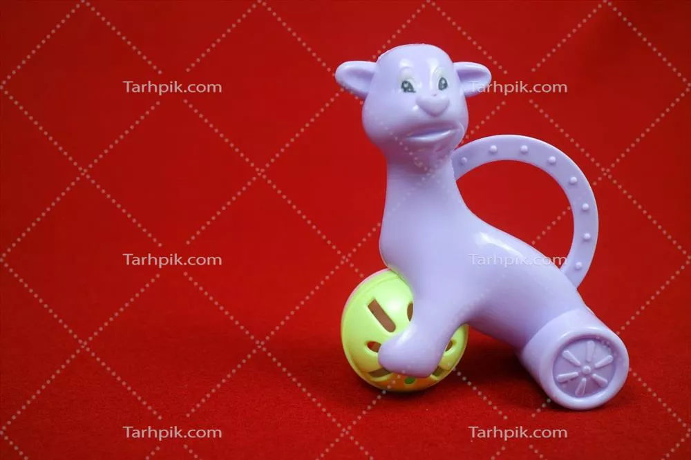 اسباب بازی به شکل آلباکا با رنگ بنفش و گوی در پس زمینه قرمز