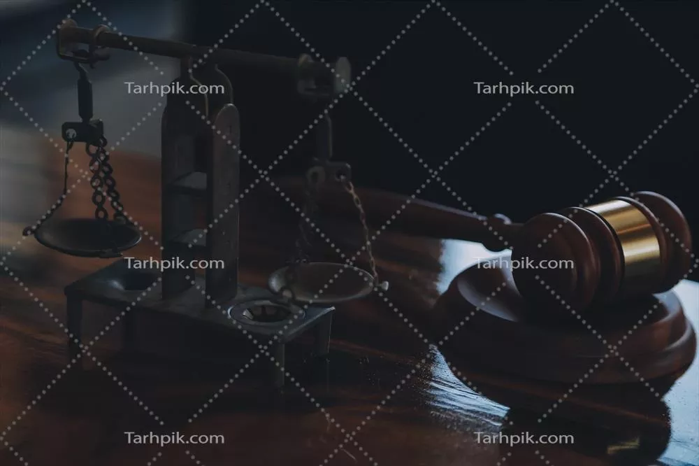 کتابهای حقوق و ترازوی عدالت بر روی میز در کتابخانه یک موسسه حقوقی