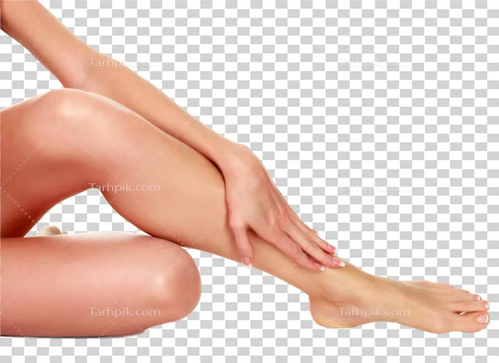 پاهای زن با پوست تمیز و صاف در پس زمینه ایزوله شده