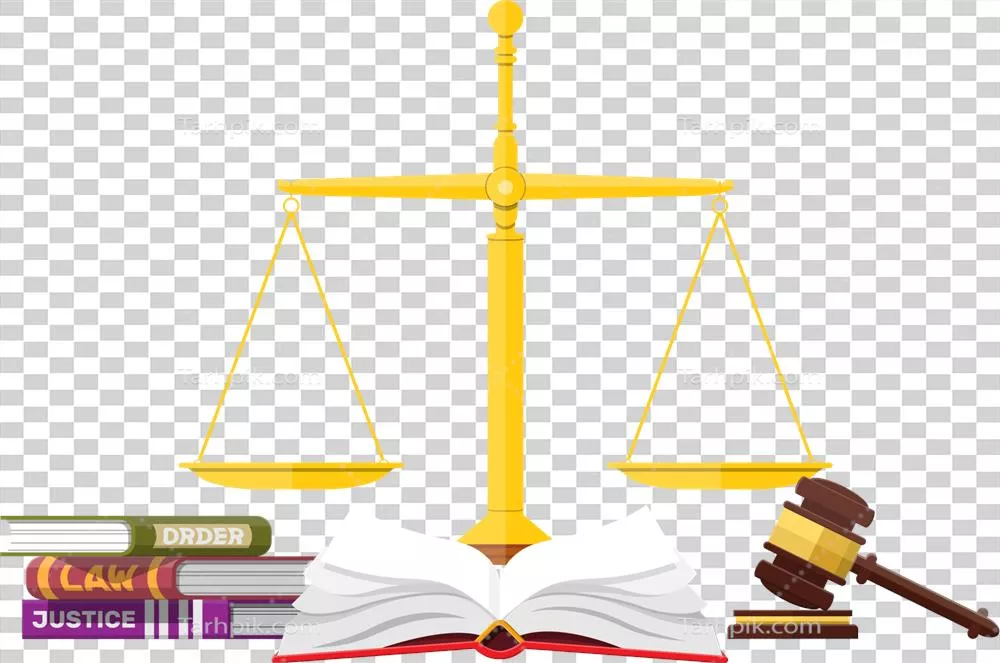 مقایسه چکش چوبی قاضی با کتاب قانون و ترازوی طلایی بر روی میز عدالت