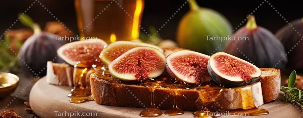 نوشیدنی خوشمزه با نان تست مصنوعی و انجیر و عسل در سفره