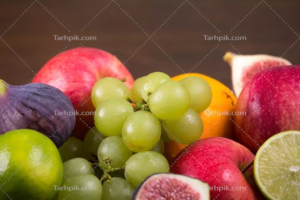 تنوع میوهها بر روی میز چوبی - ترکیبی از طعمها و رنگها